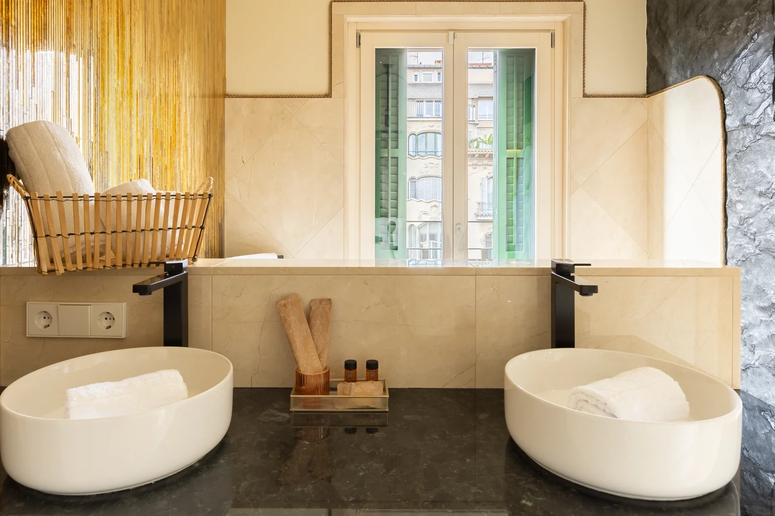 La salle de bains offre une vue sur la Rambla Catalunya.