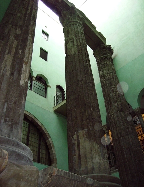 Quatre colonnes corinthiennes