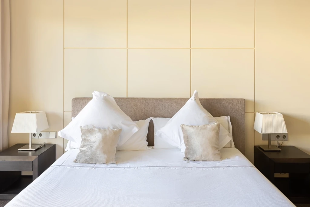 Spacious family room with big bad for 2 adults