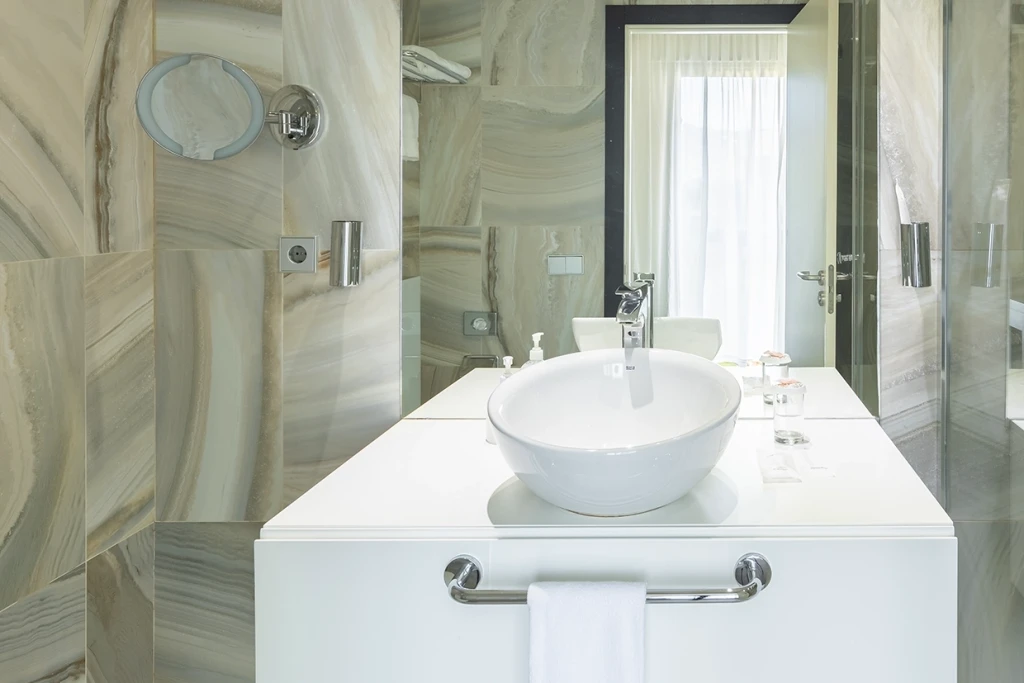 Stylish bathroom with free toilet accessories