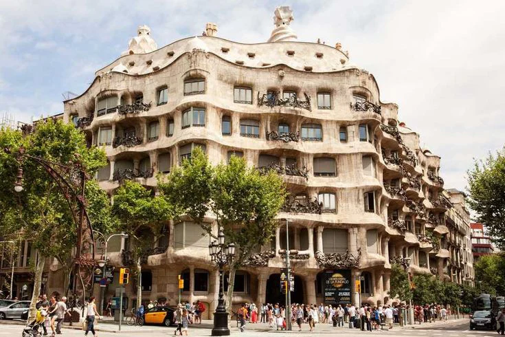 La Casa Batlló d'Antoni Gaudí se trouve à quelques pas de Cosmo Apartments.