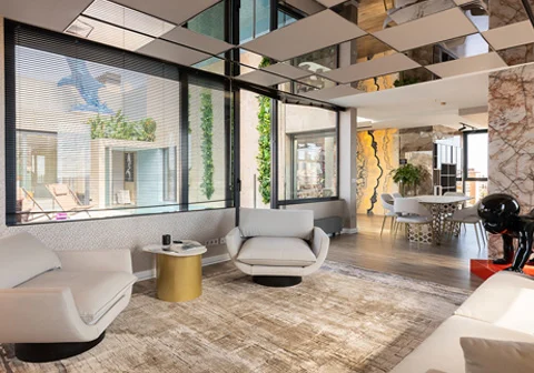 Interior de uma penthouse de luxo com mobiliário em pele perto de Sants, Barcelona