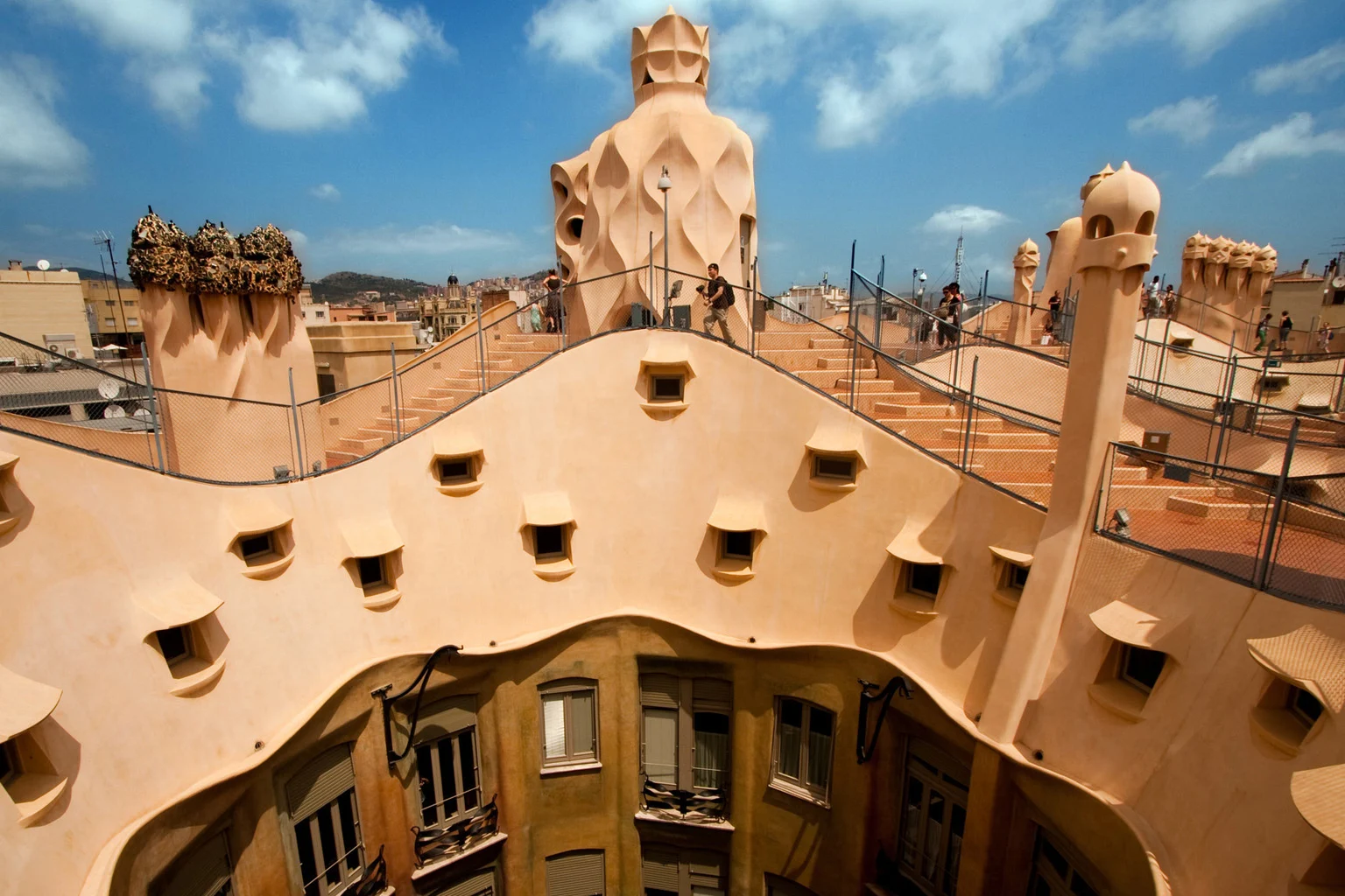 Рядом с Cosmo Apartments Passeig de Gràcia находится знаменитый дом Антонио Гауди La Pedrera.