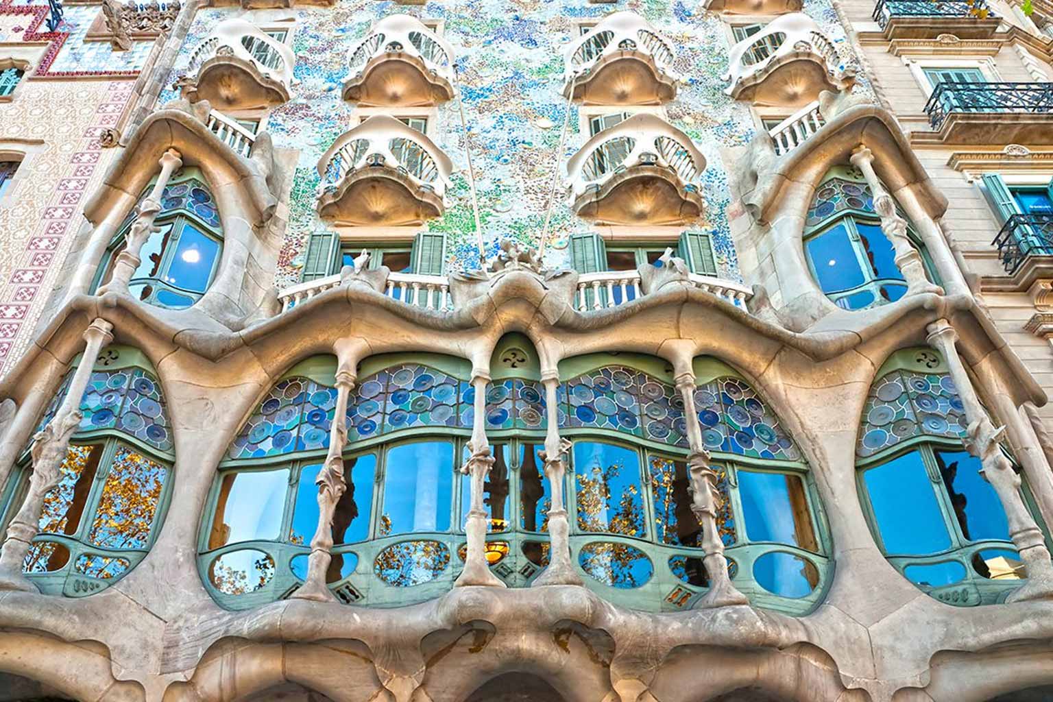Рядом с Cosmo Apartments Passeig de Gràcia находится знаменитый дом Антонио Гауди Casa Batlló.
