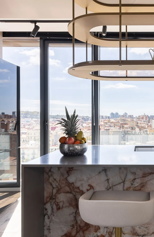 Una impresionante vista de Barcelona frente al mostrador de mármol del bar