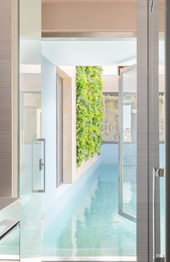 Dormitorio con acceso directo a la terraza y a la piscina
