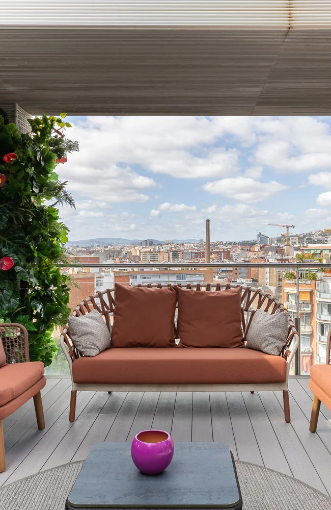 Terraza amueblada con mesas y tumbonas