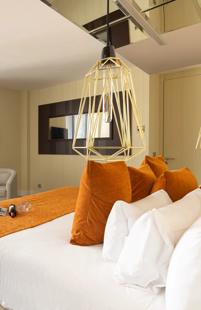 Cama doble con almohadas ortopédicas