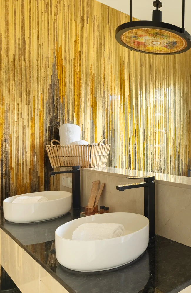 Baño de diseño con vistas a la ciudad y acceso a un balcón francés