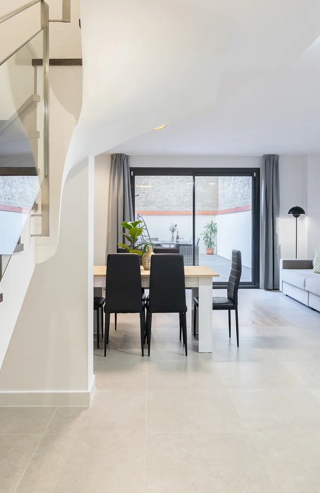Sala de estar en el primer piso con cocina