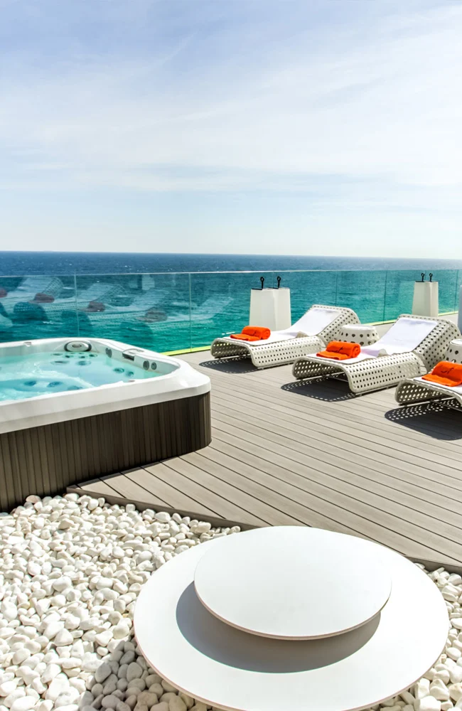 Cómodas tumbonas en una terraza privada con vistas al mar