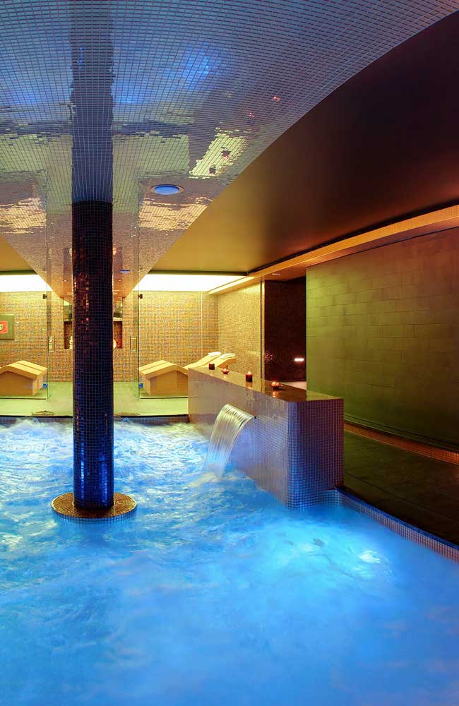Piscina de hidromasaje en el centro de spa