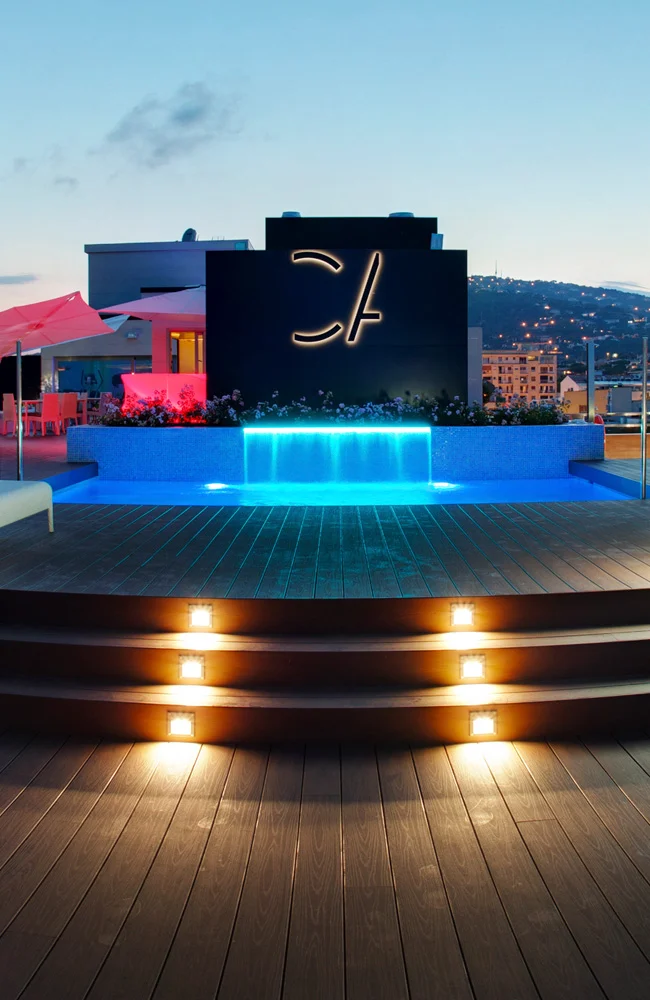 Bar en la azotea del hotel con piscina y vistas panorámicas al mar