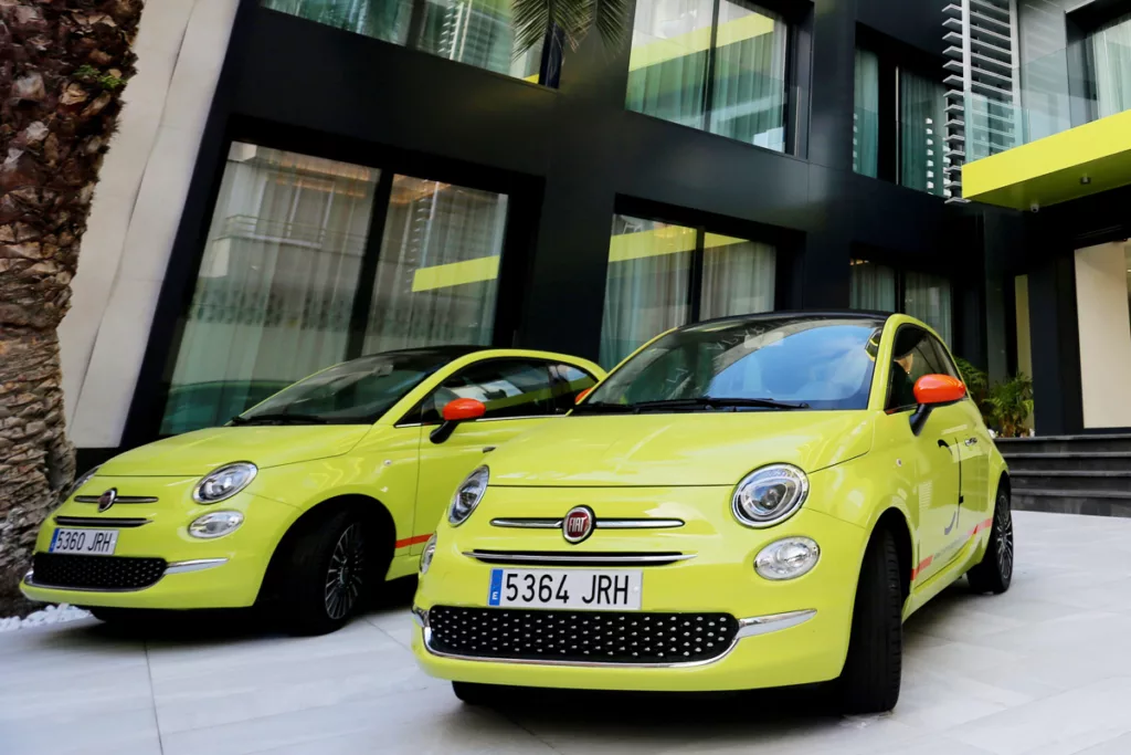 Réservez un séjour de 7 nuits ou plus dans n'importe quelle catégorie d'appartements et de chambres Cosmo et profitez d'une location gratuite de Fiat 500 pendant 3 jours ou plus - disponible sur demande.