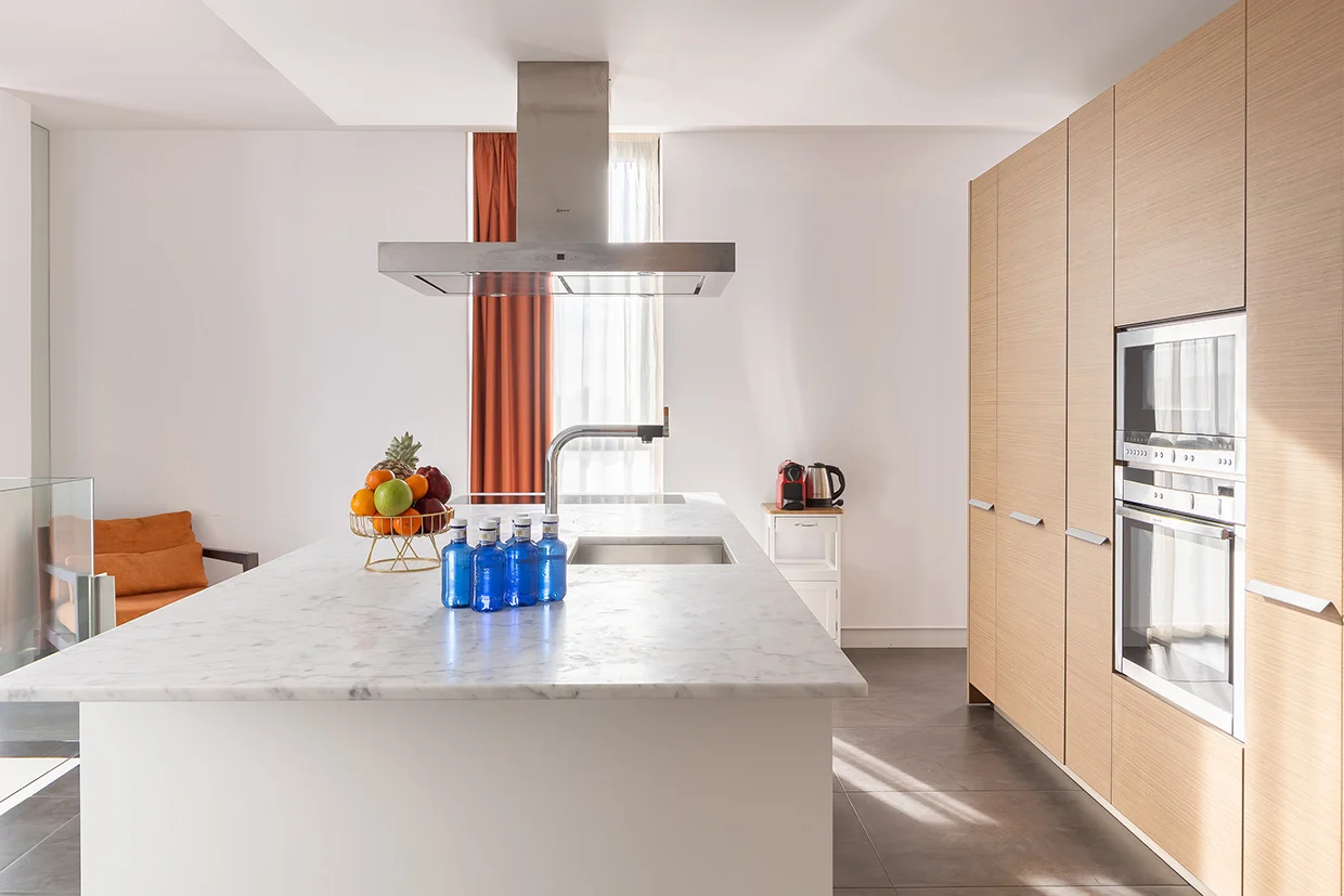 Conception d'une cuisine contemporaine dans un appartement spacieux de trois chambres à coucher