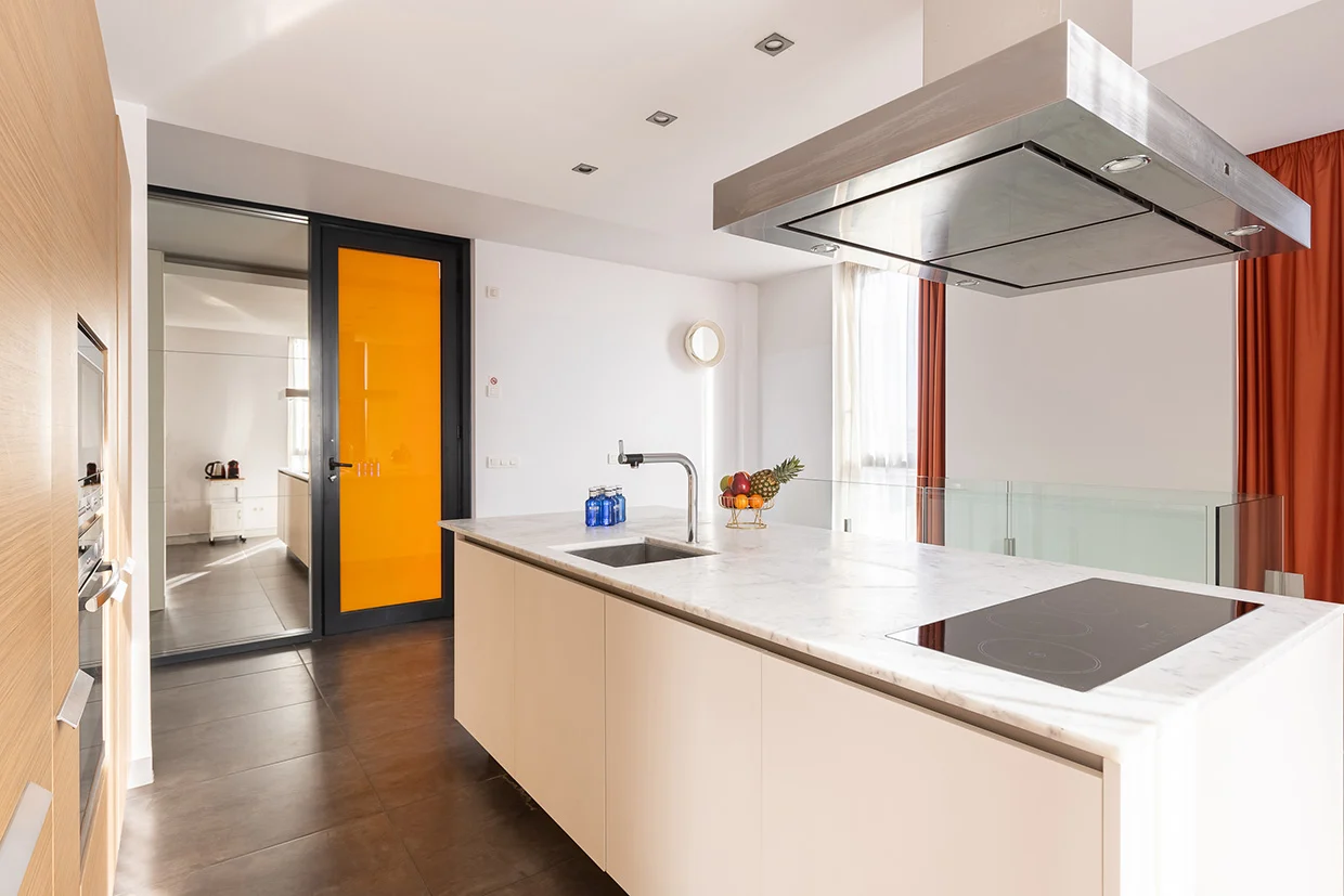 Cuisine ouverte moderne dans un appartement de trois chambres