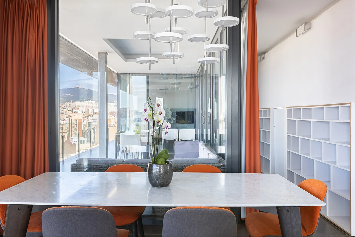 - Terrasse extérieure avec mobilier confortable dans une maison de trois chambres à coucher
