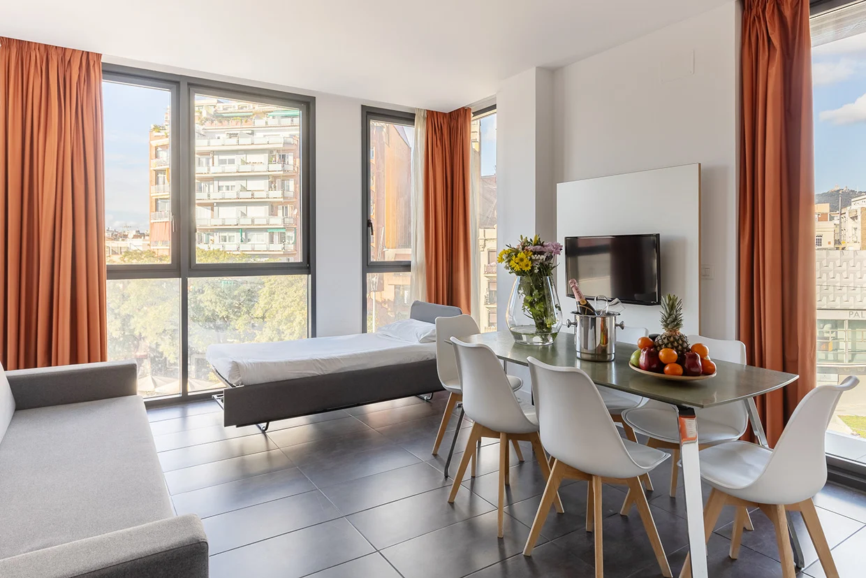 Salon élégant dans une chambre à deux lits
