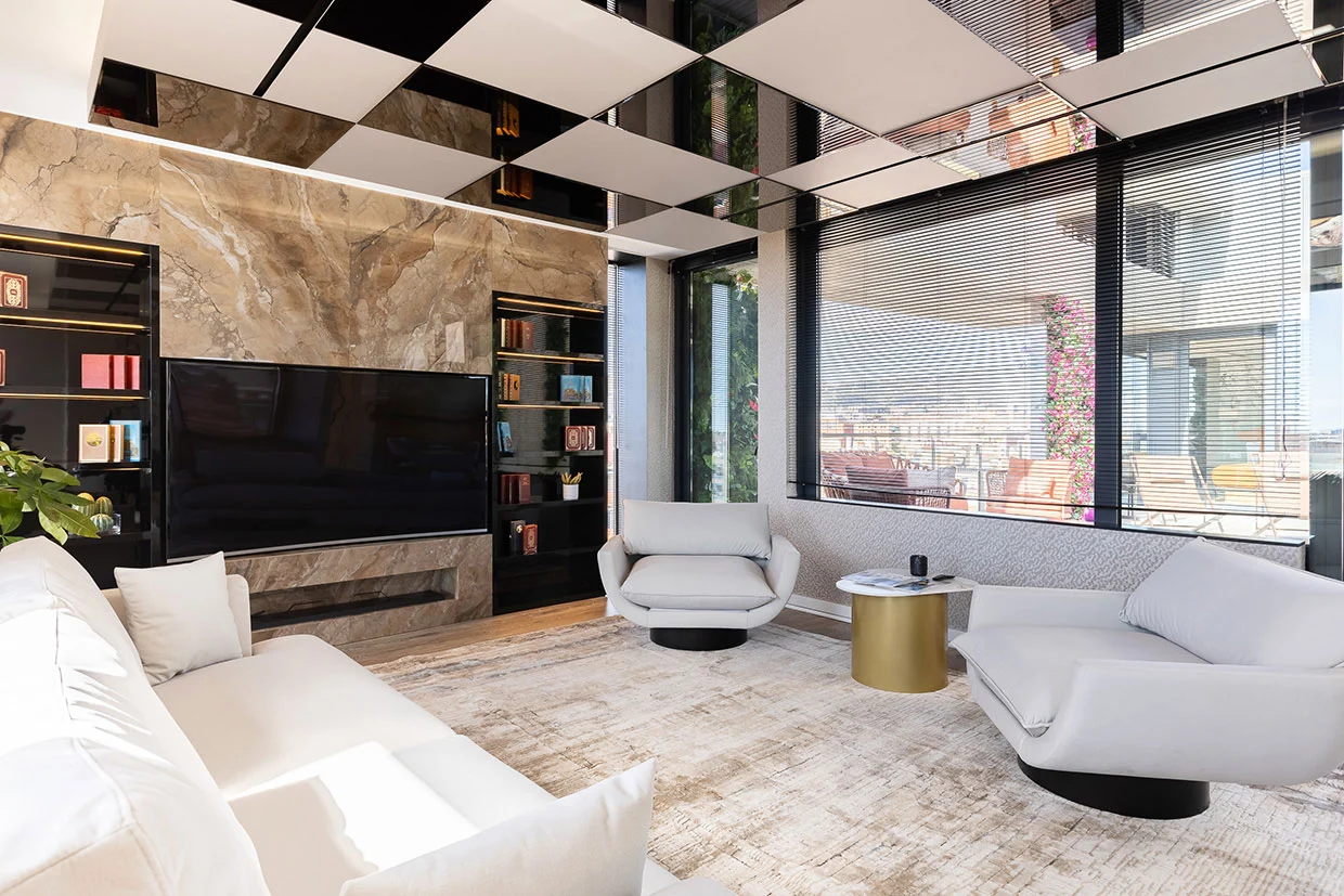 Canapé en cuir blanc dans un salon d'un penthouse de luxe