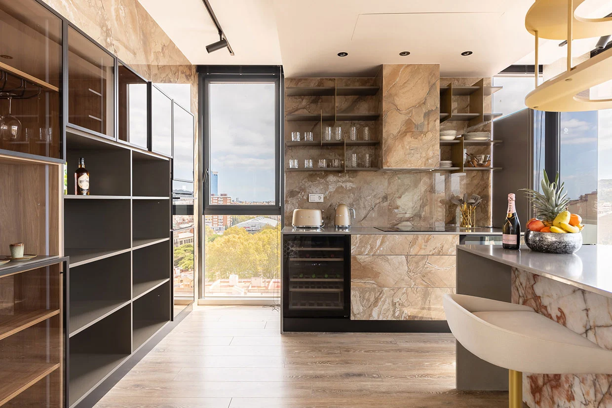 Un penthouse moderne avec des détails en onyx et en marbre de première qualité