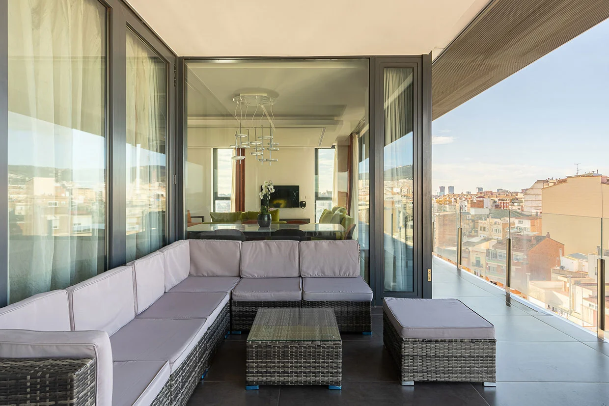 Terrasse privée avec coin salon dans un appartement de trois chambres à coucher