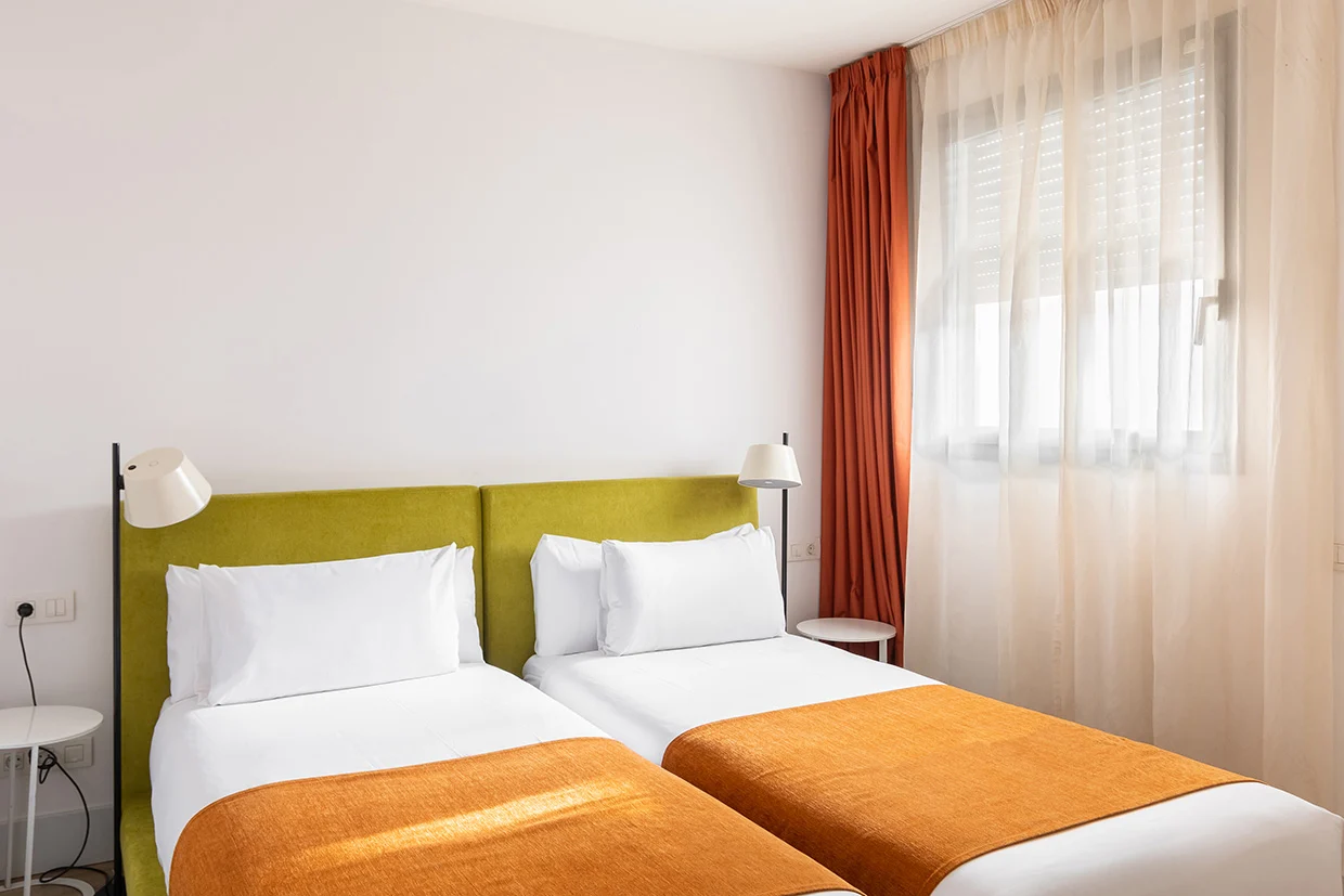 Lits jumeaux confortables dans une chambre réservée aux enfants