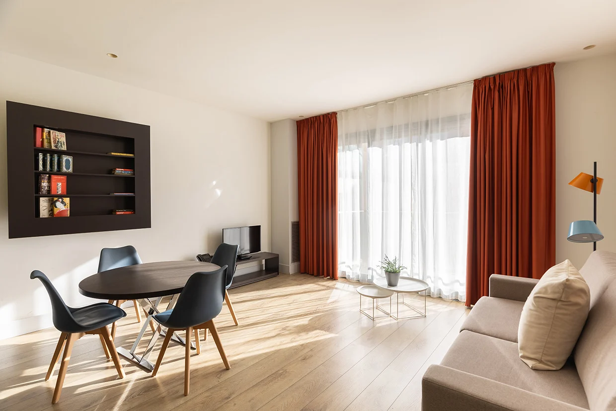 Appartement meublé de style avec balcons français et lumière naturelle.