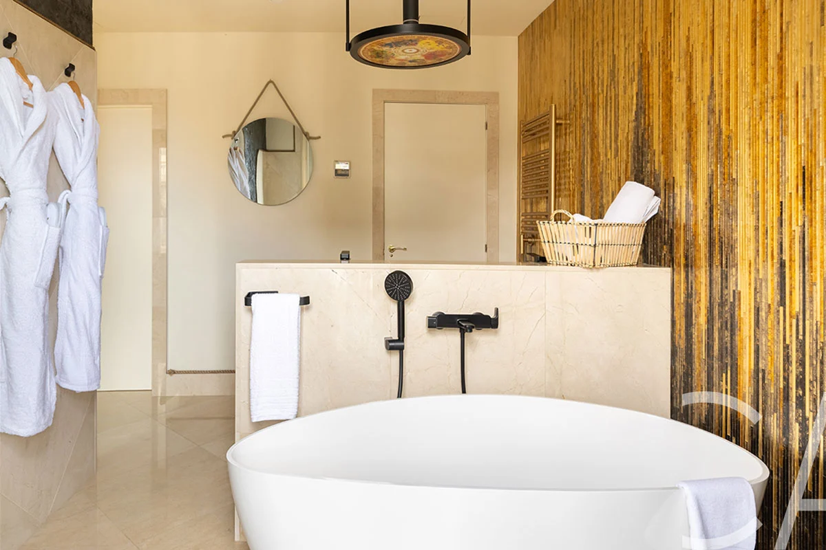 • Salle de bains moderne et épurée, dotée d'une douche à l'italienne et de finitions haut de gamme, dans un appartement avec services à louer à Barcelone, en Espagne