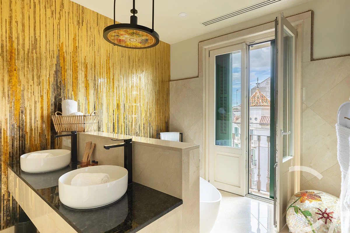Salle de bains lumineuse et moderne, dotée d'une baignoire luxueuse, d'une douche à l'italienne séparée et d'équipements haut de gamme, disponible dans un appartement meublé à louer près du Passeig de Gràcia, à Barcelone