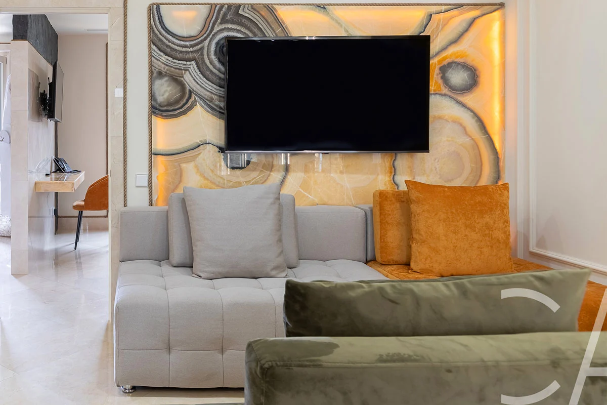 Élégant salon doté de canapés confortables et offrant une vue sur la ville, dans un appartement de luxe à louer sur la Rambla Catalunya, à Barcelone