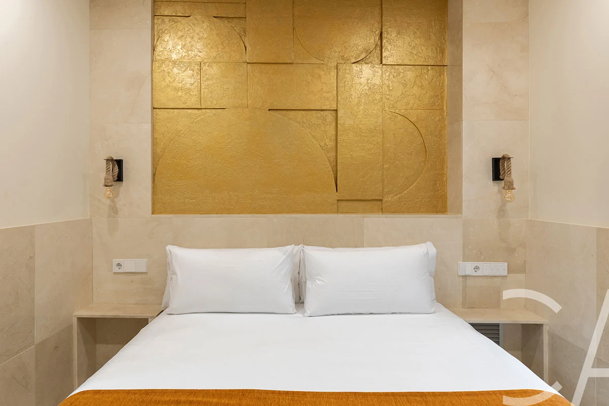 Chambre confortable dotée de portes coulissantes encastrées pour plus d'intimité, faisant partie d'un appartement haut de gamme à louer sur la Rambla Catalunya, à Barcelone, en Espagne — cadeau de bienvenue inclus